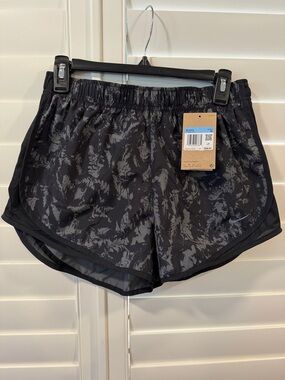 Nike new with tags Women’s Black & Gray Patterned Athletic Shorts